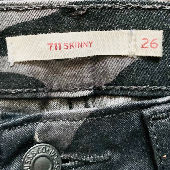Women’s Levi’s Black and Grey Camouflage Skinny Jeans - Picture 2 of 2